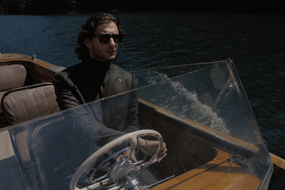 Мужчина за рулем автомобиля