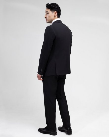 Элегантный черный классический костюм-тройка